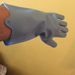 New Dog Washing Blue Silicone Gloves with Scrubbing Soft Bristles to Deep Clean